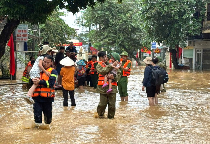 Công an tỉnh Lào Cai cứu nạn, cứu hộ, di dời gần 10.000 người dân ra khỏi vùng nguy hiểm